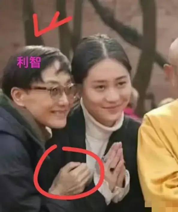 李连杰利智寺庙拜佛，短发老花镜瘦成骷髅，女儿罕见露面戒指耀眼