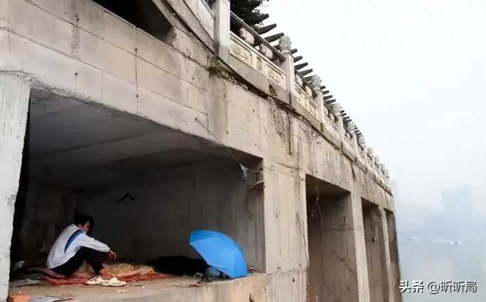 广东住桥洞的大神：上一天班挣150块，没房贷没车，钱根本花不完