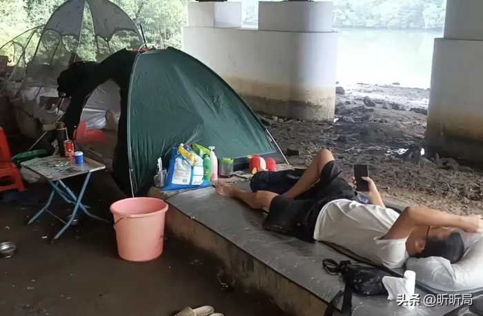 广东住桥洞的大神：上一天班挣150块，没房贷没车，钱根本花不完